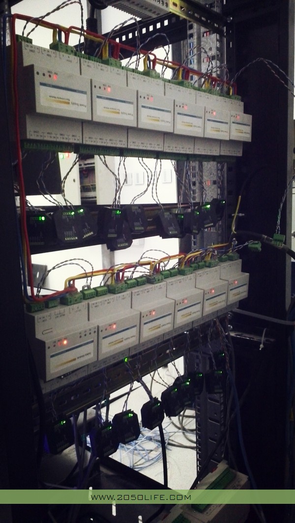 总控室机柜里的系统电源、网关模块、干触点灯光联动控制模块