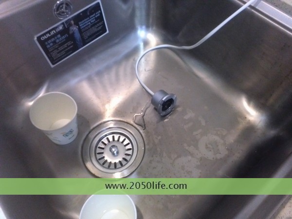 厨房水池供测试用的漏水探测报警器