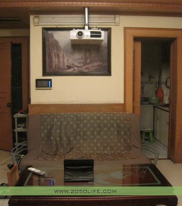 客厅吊装的EPSON高清摄像机、全宅控可视对讲、平板电脑、智能遥控器