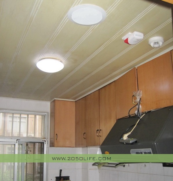 厨房天花板安装的烟雾报警器、煤气泄漏报警器、背景音乐喇叭